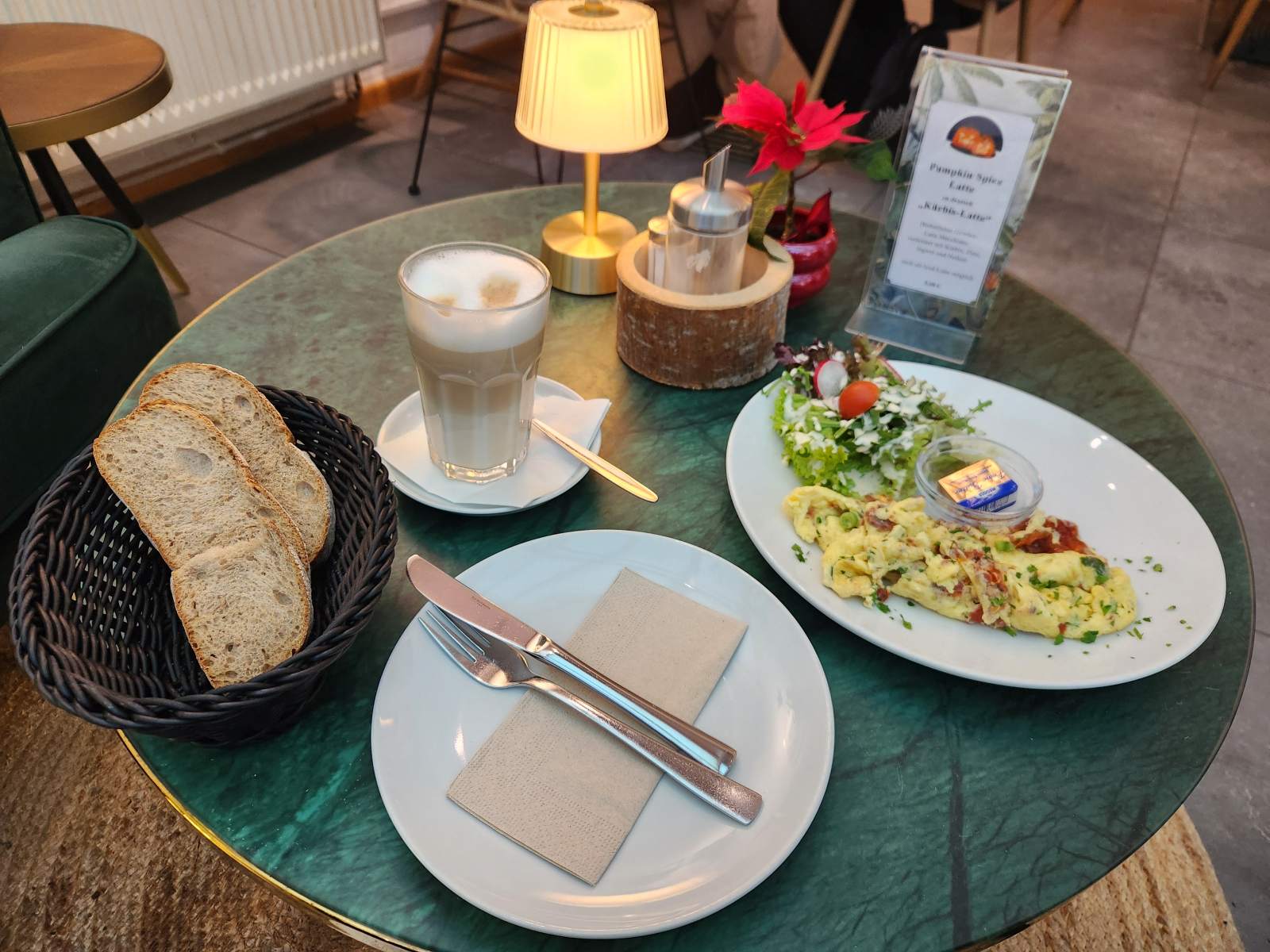 Omelette mit Latte Macchiato